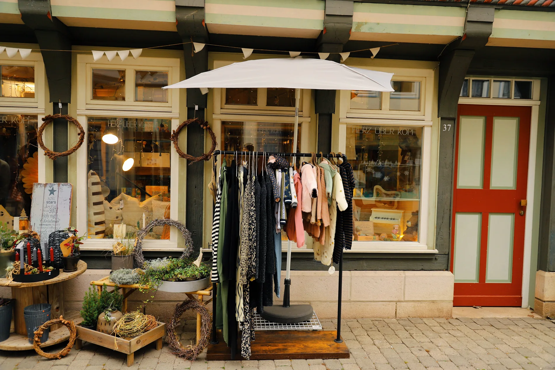Modeboutique in einem europäischen Stadthaus mit Schaufenstern und Außenpräsentation